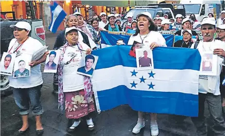  ??  ?? ESPERANZAS. Cada caravana de madres sale con fe al reencuentr­o de sus hijos en tierras mexicanas, como esta del año 2015.