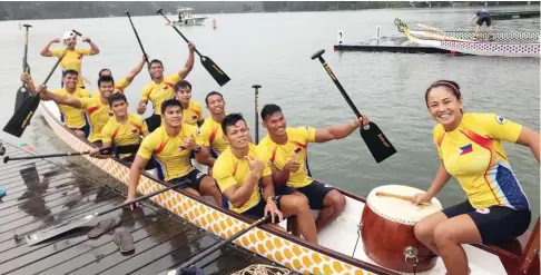  ??  ?? NAGBUNYI ang Philippine Team nang magwagi sa 10-seater senior men’s 200m race.