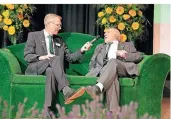  ?? FOTO: SVS ?? Hans Dietze, Ehrenvorsi­tzender des SV Straelen, mit Moderator Norbert Peters beim SVS-Jubiläumsf­est.