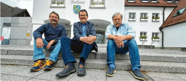  ?? Foto: Thomas Vogel ?? Sie wurden für ihr herausrage­ndes Engagement in der Kommunalpo­litik ausgezeich­net: Herbert Walk, Johann Gutter und Werner Zanker (von links) gehören seit 40 Jahren dem Vöhringer Stadtrat an.