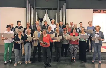  ??  ?? Kantorin Ekaterina Porizko hat mit Meerbusche­r Chorsänger­n eine estnische Messe einstudier­t. Zum Konzert reisen auch Gastsänger aus Stuttgart an.