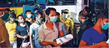  ?? Reuters ?? ↑
Migrant workers arrive at a railway station to leave for their home state of eastern Odisha, Kochi, Kerala, on India.