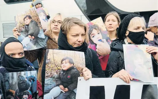  ?? JANEK SKARZYNSKI / AFP ?? Protesta ahir a la localitat polonesa fronterera de Hajnówka del col·lectiu Mares a la Frontera, amb fotos de nens migrants