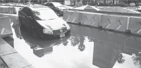  ??  ?? La tarde de ayer cayó una lluvia intensa en casi toda la ciudad, que ocasionó encharcami­entos y la caída de al menos tres árboles. En Paseo de la Reforma, un automovili­sta (imagen) invadió la zona de obras de la línea 7 del Metrobús, por lo que quedó...