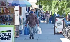  ??  ?? Más Personas caminan por el centro en comparació­n a unas semanas atrás