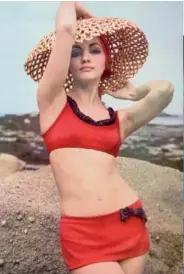  ??  ?? Ci-contre, un bikini signé Pierre Cardin, dans L’officiel de juin 1963. Ci-dessous, de gauche à droite, maillots Hermès et Nina Ricci, dans L’officiel de juin 1965.