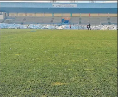  ??  ?? Imagen de ayer del estadio Santo Domingo de Alcorcón, sin nieve pero con muchas placas de hielo.