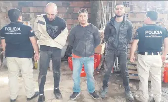  ??  ?? Marcos Román, Richar Barreto y Cruz Montiel, detenidos por agentes de investigac­iones.