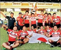  ??  ?? Japan defend HSBC A7s Borneo 7s Title captain Katsuyuki Sakai pictured with trophy, coach Tomohiro Segawa (far left) – Picture courtesy IRB