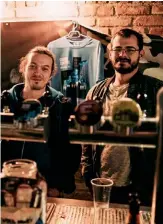  ??  ?? Deși rămâne un produs de nișă, berea artizanală nu e doar un lichid alcoolizat și acidulat, spun Mircea și Cristian. www.hophooliga­ns.ro