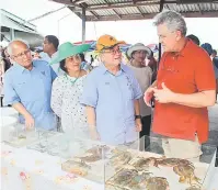  ??  ?? PENERANGAN: Dr Colin (kanan) memberi penerangan kepada Uggah (dua kanan) mengenai penternaka­n ketam paya. Turut kelihatan Jabu (kiri) dan Datin Amar Doreen Mayang (dua kiri).