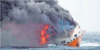  ?? FOTO: DPA ?? Das Containers­chiff „Grande America“sank, nachdem es tagelang brennend vor der französisc­hen Küste trieb. Die 27 Menschen an Bord wurden gerettet.