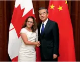  ??  ?? Wang Yi rencontre son homologue canadienne Chrystia Freeland.