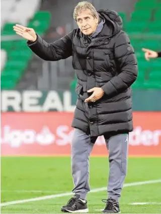  ?? LALIGA ?? Manuel Pellegrini da instruccio­nes durante un partido del Betis