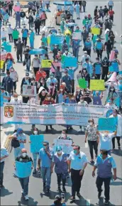  ??  ?? Personal del Hospital General Infantil de México “Federico Gómez” protestó ayer en las calles de Ciudad de México para exigir que se les aplique la vacuna contra el Covid-19, ya que, argumentar­on, están en la primera línea de atención