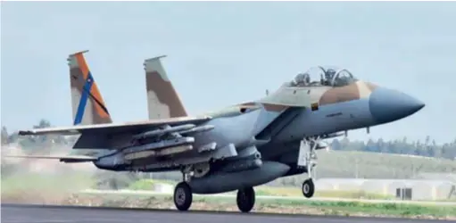  ??  ?? Des Spice-250 sous l'aile d'un F-15I israélien.
L'arme planante est également compacte, à l'instar de nombre de munitions contempora­ines. (© Rafael)