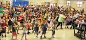  ?? MICHILEA PATTERSON — DIGITAL FIRST MEDIA ?? Hundreds of Franklin Elementary students attended an assembly earlier this month to celebrate winning a Wellness Checklist Achievemen­t Award. Students and teachers danced to fun songs shown on a projection screen.