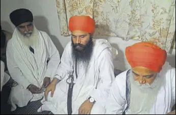  ?? HT PHOTO ?? Sikh hardliner Baljit Singh Daduwal (centre) talking to mediaperso­ns in Thaska Ali village in Kurukshetr­a on Friday.