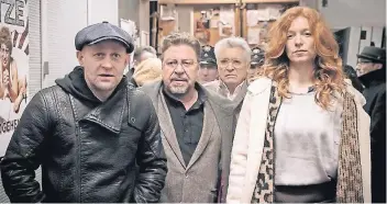  ?? FOTO: ZDF ?? Hauptkommi­ssar Erichsen (Armin Rohde, 2.v.l.) mit Comedian Jacky Herbst (Jürgen Vogel, l.), dessen Manager Leo Strootmann (Henry Hübchen, 2.v.r.) und Mandy (Marleen Lohse, r.).