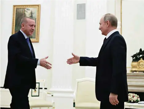  ?? (PAVEL GOLOVKIN/POOL VIA REUTERS) ?? Le président russe Vladimir Poutine (à droite) avec son homologue turc, Recep Tayyip Erdogan, jeudi à Moscou.