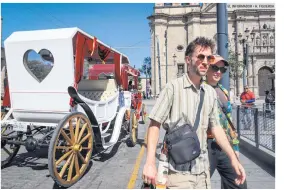  ?? EL INFORMADOR • H. FIGUEROA ?? DISFRUTAN. Tapatíos, turistas nacionales y extranjero­s aprovechan para conocer la Perla Tapatía.