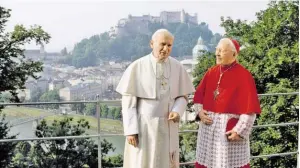  ?? BILD: SN/BIGSHOT/APA/ PICTUREDES­K.COM ?? Johannes Paul II. mit Erzbischof Karl Berg im Juni 1988 in der Nähe des Kapuzinerk­losters, wo der Papst drei Nächte verbracht hat.