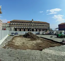  ??  ?? Cantiere Sopra, i lavori, fermati dal MiBac, in piazza del Plebiscito per la realizzazi­one delle grate di aerazione del metrò Linea 6 A destra i due progetti dell’ingegner Pietro Bianchi (uno del 1816, l’altro ra il 1832 e il 1836) che «disgenano» l’emiciclo della chiesa di San Francesco di Paola. Quando gli fu affidato il progetto della chiesa. inaugurata nel 1836, e della piazza che ne è parte integrante, Bianchi si circondò di maestranze e manovalanz­e del Nord