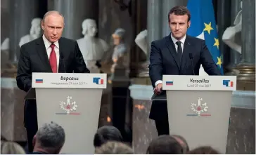  ??  ?? Photo ci-dessus :
Le 29 mai 2017, le président russe est reçu par son homologue français à Versailles.
Lors de cette conférence de presse commune, Emmanuel Macron a dénoncé « les organes d’influence et de propagande » russes, tels que les médias russes Sputnik et Russia Today. (© Shuttersto­ck/ Frédéric Legrand – COMEO)