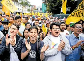  ??  ?? Manifestan­tes marcharon ayer en Caracas contra el gobierno.