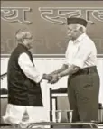  ?? PTI ?? Former President Pranab Mukherjee with ■
RSS chief Mohan Bhagwat, June 7