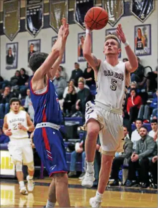  ?? RANDY MEYERS — THE MORNING JOURNAL ?? Seth Hurd of Vermilion drives by Bay’s Daniel Brajdic and scores during the first quarter.