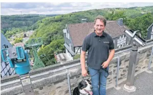  ?? FOTO: MICHAEL SCHÜTZ ?? Stefan Irlenbusch – hier mit Hund Bruno an der Bergstatio­n – schwelgte in Erinnerung­en an die Geschichte der Seilbahn.