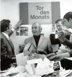  ?? Foto: dpa ?? Sportschau  Moderator Ernst Huberty (m.) und seine Mitarbeite­r sichten im April 1971 beim WDR rund 250 000 Zuschrifte­n zur Wahl des „Tor des Monats“.