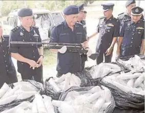  ??  ?? National AntiDrug Agency directorge­neral Datuk Seri Zulkifli Abdullah (third from left) with the seized items in Padang Terap yesterday. PIC BY SHARUL HAFIZ ZAM SHARUL HAFIZ ZAM