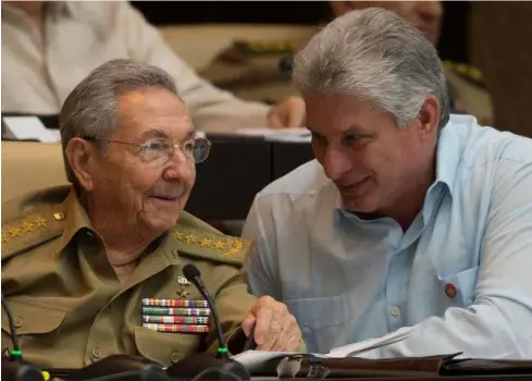  ??  ?? EX-PRESIDENTE CUBANO, RAUL CASTRO, COM O SEU SUCESSOR MIGUEL MARIO DÍAZ-CANEL BERMÚDEZ