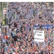  ?? FOTO: REICHWEIN ?? Fußballfan­s fürchten um ihre Märsche zum Stadion.