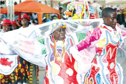  ??  ?? KINDALA MANUEL | EDIÇÕES NOVEMBRO Grupo União Mundo da Ilha trabalhou afincadame­nte para revalidar o título e fazer história no Carnaval de Luanda