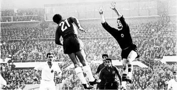  ??  ?? ► Un lance del duelo entre Chile y Yugoslavia del Mundial de 1962.