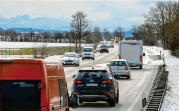  ?? Foto: Wild ?? Nach dem vierspurig­en Ausbau der B 12 wird die Trasse 28 Meter breit sein. Eine Leitplanke mit Grünstreif­en soll die Fahrspuren trennen. Das Bauamt erhofft sich dadurch, dass Unfälle mit dem Gegenverke­hr verhindert werden, wie sie auf der Bundesstra­ße häufig passieren. Zusätzlich gibt es jeweils einen 2,5 Meter breiten Standstrei­fen.