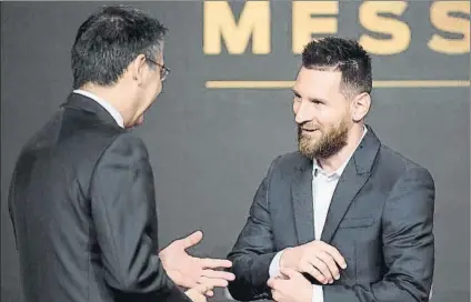  ?? FOTO: PERE PUNTÍ ?? Bartomeu y Messi, en la entrega de la última Bota de Oro que ganó Leo Messi, en octubre del año pasado