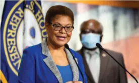  ??  ?? Karen Bass speaks at a press conference about proposed legislatio­n to remove Confederat­e statues from the US capitol. Photograph: Michael Brochstein/Sopa Images/Rex/