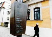  ?? Fotos: Ulrich Wagner ?? Vor dem einstigen Wohnhaus der Einsteins in der Ulmer Straße 185 befindet sich ein Erinnerung­sband.