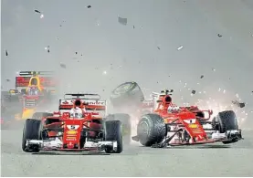  ?? AP ?? Colisión. Las dos Ferrari (Vettel, el 5) y Räikkönen (con el 7), afuera.