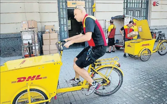  ?? INMA SAINZ DE BARANDA ?? A pedals. Els últims models de bicicletes de càrrega han guanyat en robustesa i capacitat d’emmagatzem­atge