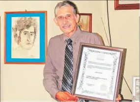 ??  ?? Lunes 22 de octubre de 2018 Reconocimi­ento. El reconocido escritor santaneco José Luis Valle fue nombrado como embajador del Idioma Español de El Salvador en el Mundo.