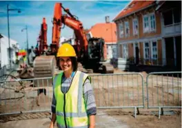  ?? FOTO: JACOB BUCHARD ?? Nye vann- og avløpsrør skal holde i hundre år. Her er Steffi Kiedaisch i Ingeniørve­senet ved et av stedene det graves, i Posebyen.