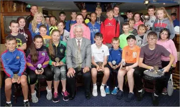  ??  ?? The Mayor of Wexford, Cllr. Jim Moore, presenting prizes for the Parks tennis finals in Wexford Harbour Boat and Tennis Club on Friday afternoon.