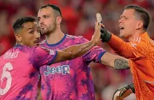  ?? GETTY ?? Difesa Federico Gatti, 25 anni, tra Danilo, 32, e Wojciech Szczesny, 33