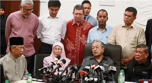 ??  ?? Fielding the press: Dr Mahathir with (seated, from left) Home Minister Tan Sri Muhyiddin Yassin, Deputy Prime Minister Datuk Seri Dr Wan Azizah Wan Ismail, Defence Minister Mohamad Sabu and other Cabinet members after chairing the Pakatan Harapan presidenti­al council meeting.
