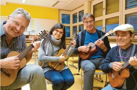  ?? Foto: Sigrid Wagner ?? Eine Schnuppers­tunde beim Volkshochs­chulkurs in Steppach wurde spontan zum südamerika­nisch-deutschen Liederaben­d. Viel Freude am gemeinsame­n Musizieren auf der Ukulele hatten (von links) Jürgen Häßlein, Heidi Galarza Argudo, Heinz Faber, Musiker und Komponist Klaus Schindler.